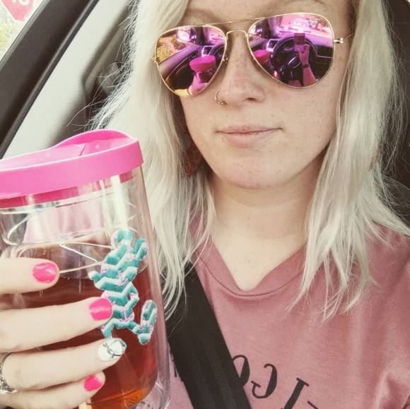 Meet your Posher, Jessica - Picture 3 of 6